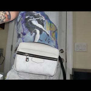 MED sized 100% authentic louis vuitton pouch for around your waist comfortably.